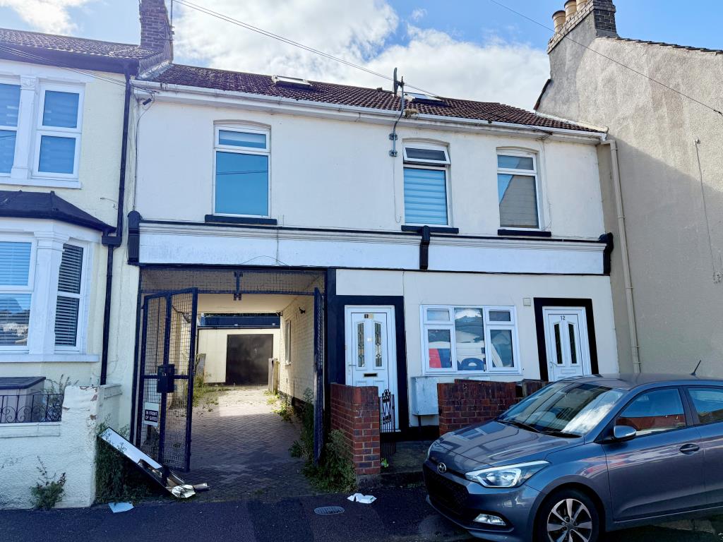 Lot: 10 - GARAGE INVESTMENT WITH ADDITIONAL GROUND RENT INCOME - Block of flats